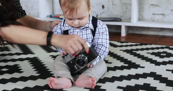 Baby Boy z kamerą — Wideo stockowe