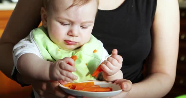 Niño comiendo una zanahoria — Vídeo de stock