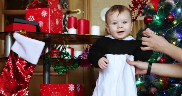 Niño en el árbol de Navidad — Vídeos de Stock