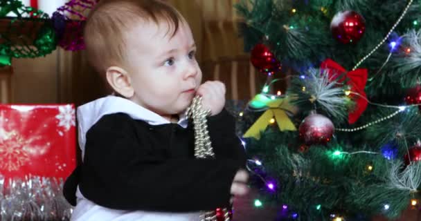 Menino na árvore de Natal — Vídeo de Stock
