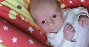Sallanan beşik içinde erkek bebek