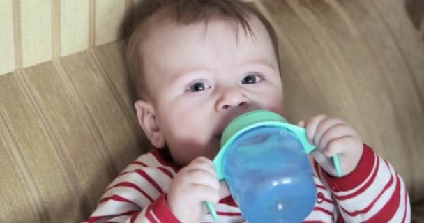 Малыш пьет воду — стоковое видео
