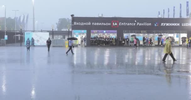 Fãs de futebol sob o chuveiro após a conclusão do estádio — Vídeo de Stock