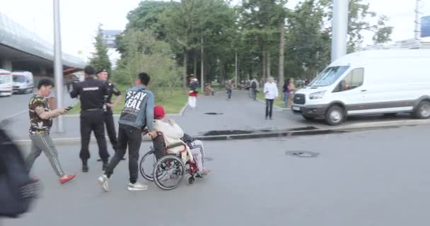 Funktionshindrade fläkt och medföljande personer — Stockvideo