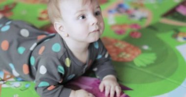 yerde sürünen erkek bebek