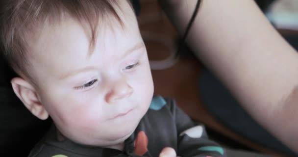 Bebek çocuk içme suyu — Stok video