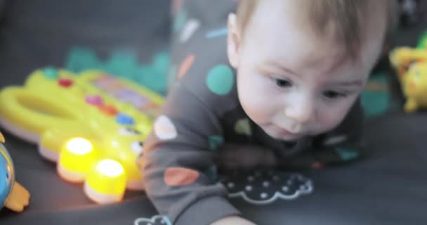 Baby jongen spelen in een arena — Stockvideo