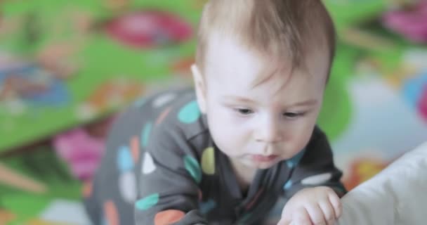Bebek oğlan çalışıyor için almak yukarı üzerinde onun ayaklar — Stok video