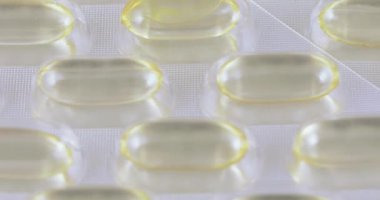 Balık yağı kapsülleri kabarcıklar içinde