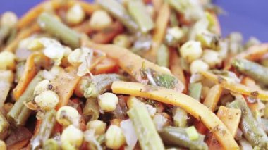 bir tabakta sebze salatası