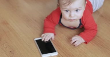Bebek Çocuk bir smartphone ile oynuyor