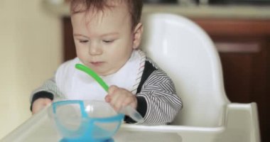 Bebek Çocuk masada oturuyor