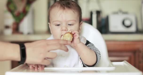 Bebé comiendo un plátano — Vídeos de Stock