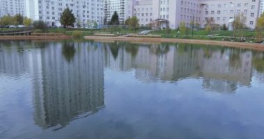 Şehir parkında gölet