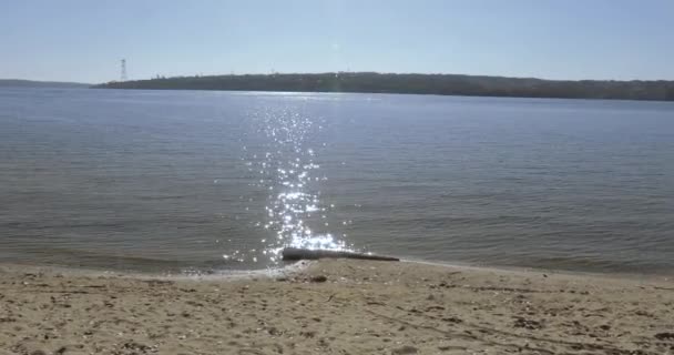Playa desierta del río — Vídeos de Stock