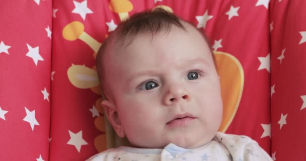 Baby ist glücklich in der Wiege — Stockvideo