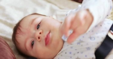 Soyunma yukarı bebek oğlan