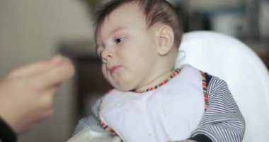 Çocuk oğlan olduğunu yaramaz at the masa