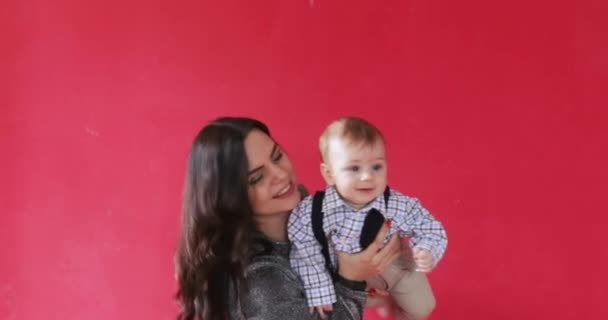 Mamá con un bebé en sus brazos — Vídeo de stock