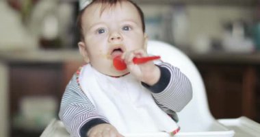 Çocuk oğlan olduğunu yaramaz at the masa