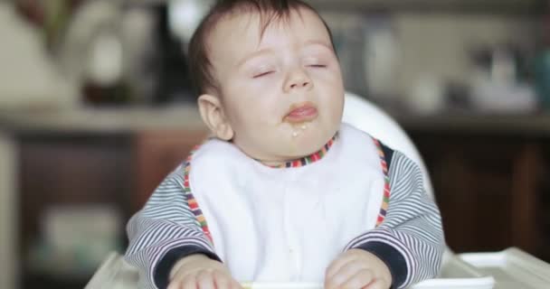 Chłopiec dziecko jest niegrzeczny przy stole — Wideo stockowe