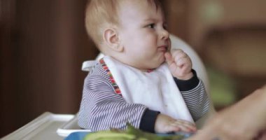 Bebek Çocuk avokado yeme