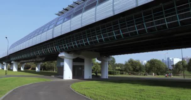 Metro subterrâneo acima do parque — Vídeo de Stock