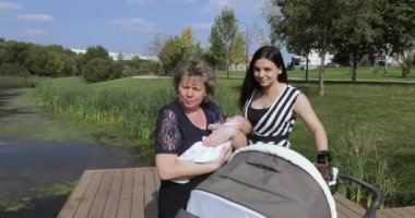 Anne ile kızı gölet üzerinde