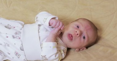 Yatak levha bebek üzerinde yalan