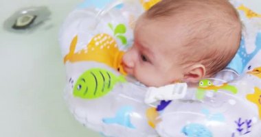 Bebek tıp bir kaşık verilir