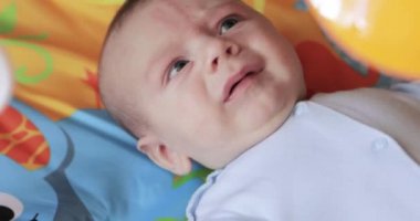 Ağlayan erkek bebek beşik sallanan at