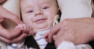 Bebek Çocuk gülümsüyor ve tutar