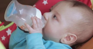 Bir şişeden içmeyi çocuk öğrenir