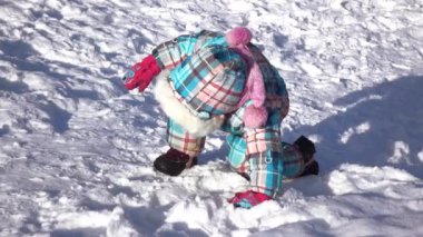 Kız kar Slayt üzerindeki