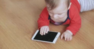 Bebek Çocuk bir smartphone ile oynuyor