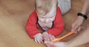 kaşıkla oynayan erkek bebek