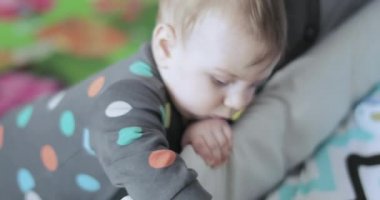 Bebek oğlan çalışıyor için almak yukarı üzerinde onun ayaklar