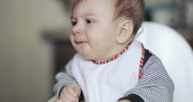 Çocuk oğlan olduğunu yaramaz at the masa