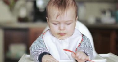 Çocuk oğlan olduğunu yaramaz at the masa
