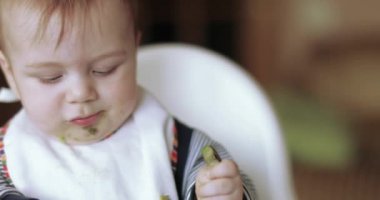 Bebek Çocuk avokado yeme