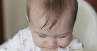 Bebek Çocuk masada bir elma yeme