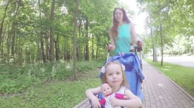 Anne ve kızı bebek arabasında.