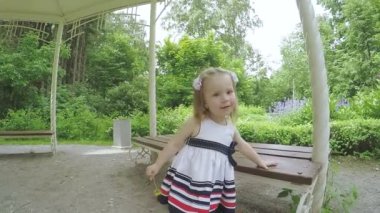 Doğada dans eden kız