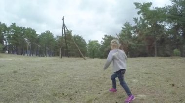 Kız çocuk ormanda koşuyor.