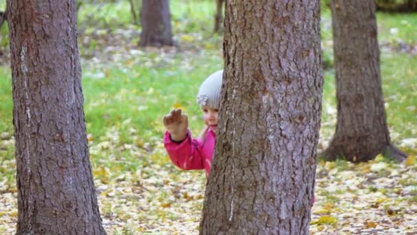 Bébé fille aux feuilles jaunes