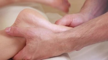 Ayak masajı yapan kız.