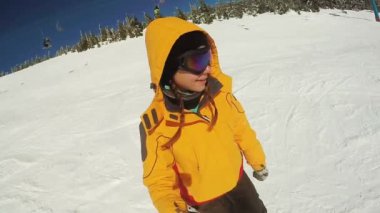 Çift iniş kayağı kar Dağları üzerinde