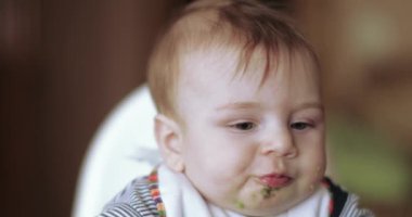 Bebek Çocuk avokado yeme