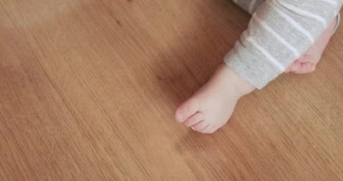 Çocuk ayağa kalkmaya çalışıyor.