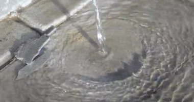 Döşemenin üzerine su dökme